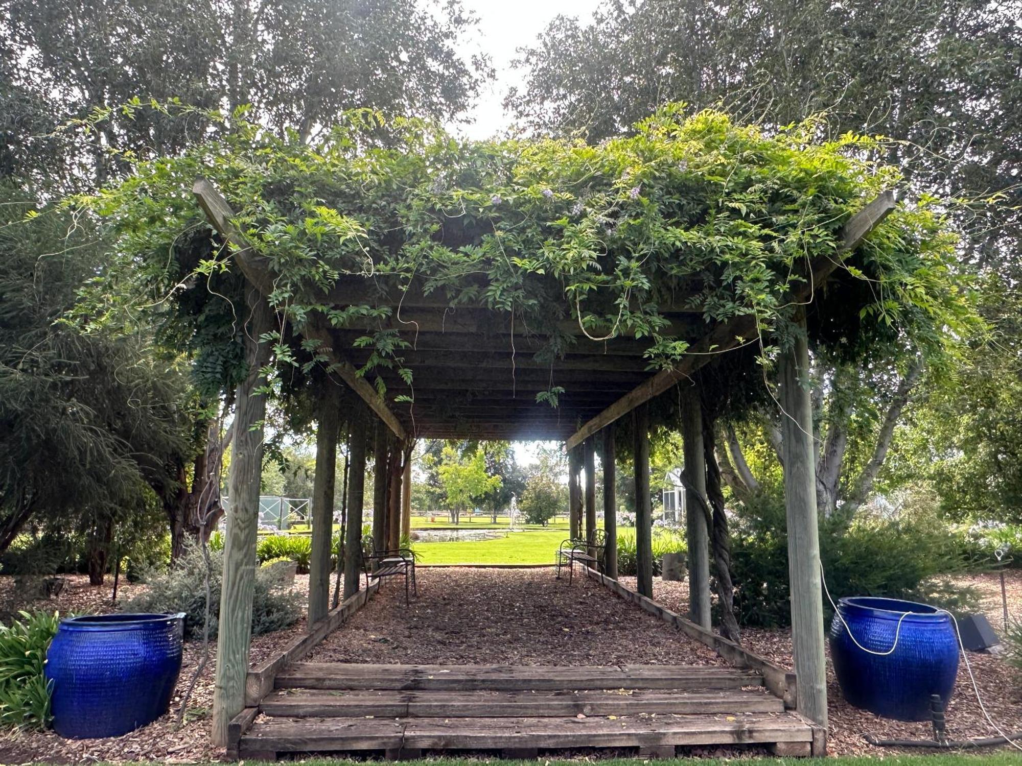 לינה וארוחת בוקר גריפית' Jen'S Garden Pods מראה חיצוני תמונה