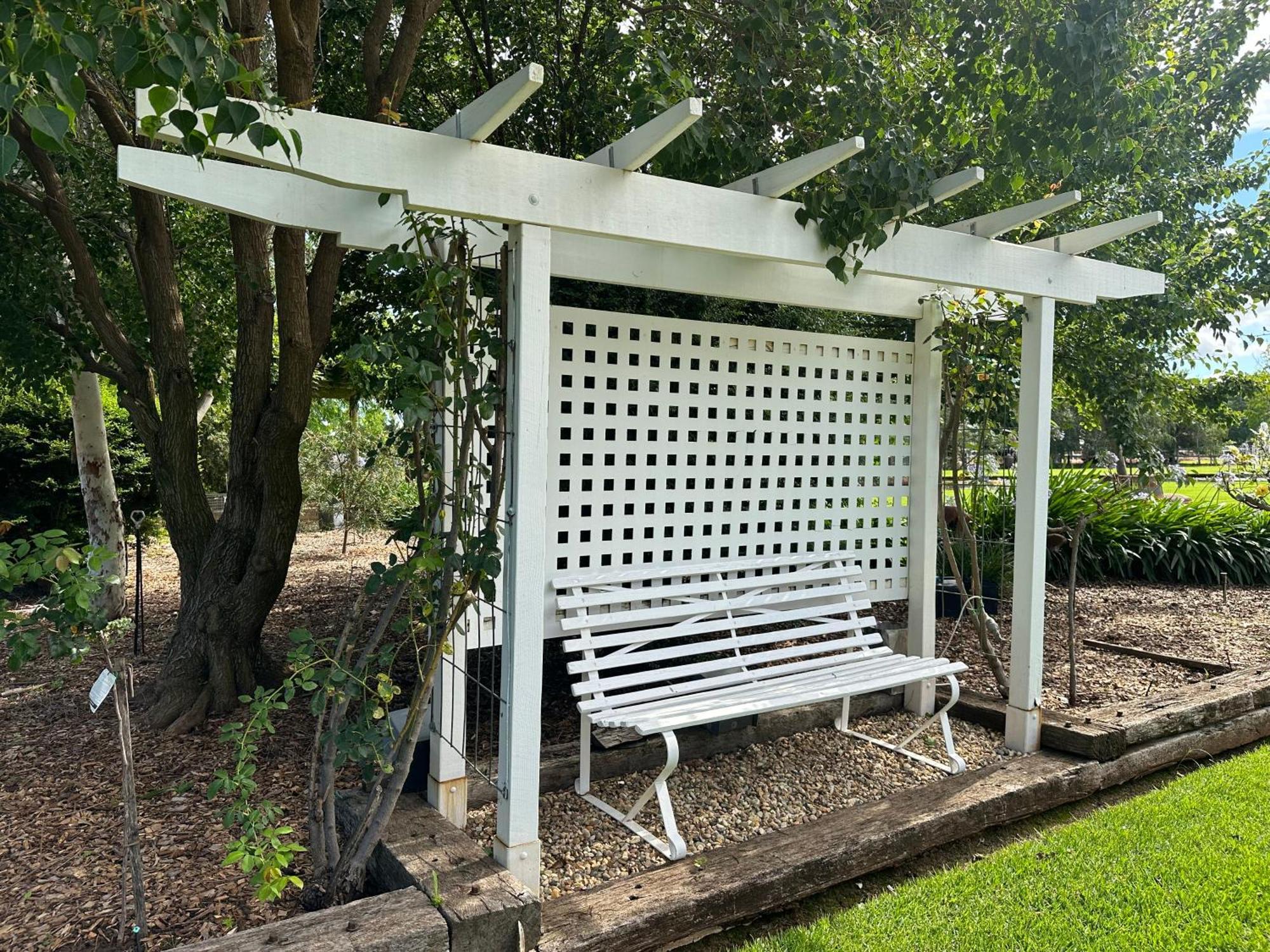 לינה וארוחת בוקר גריפית' Jen'S Garden Pods מראה חיצוני תמונה