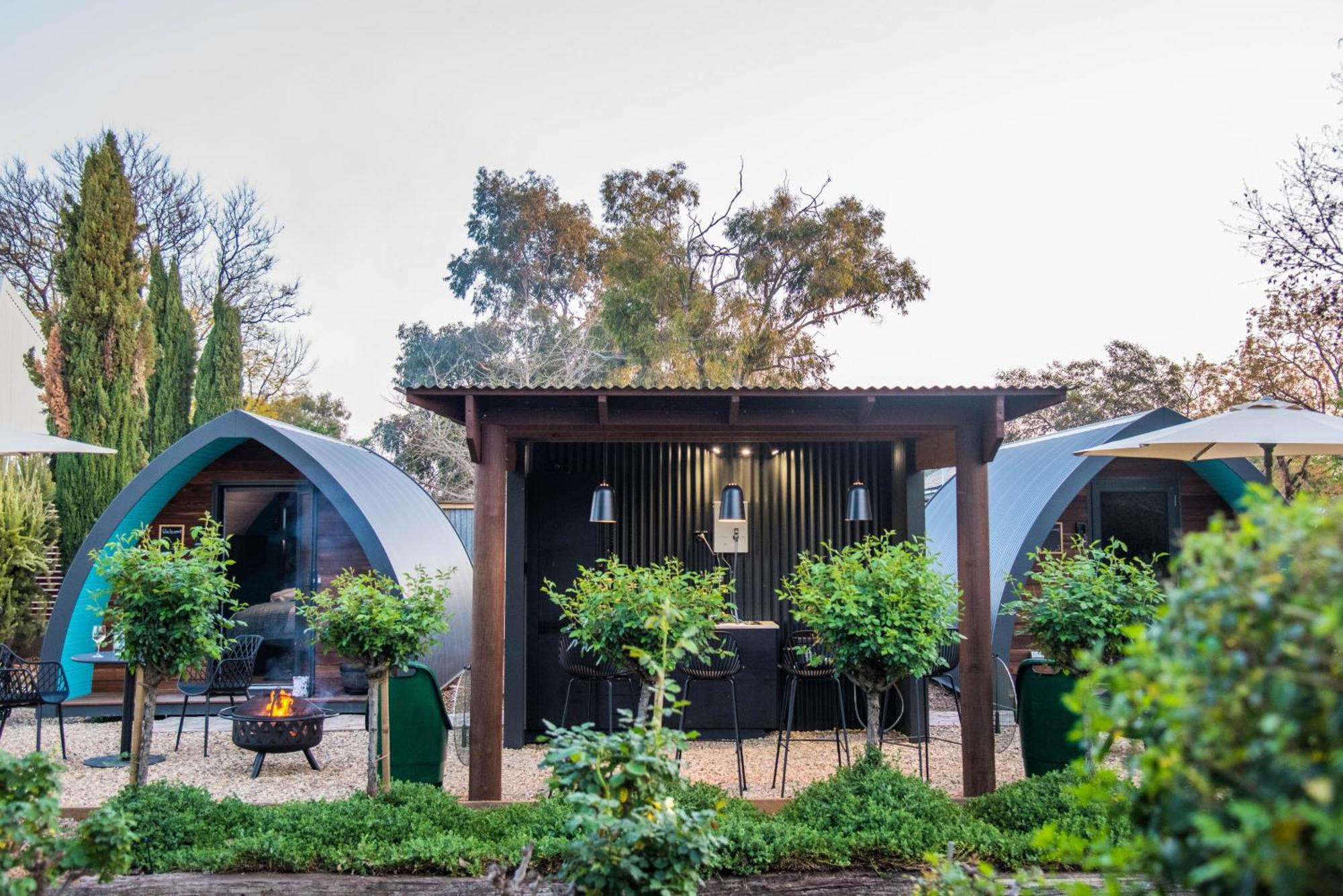 לינה וארוחת בוקר גריפית' Jen'S Garden Pods מראה חיצוני תמונה