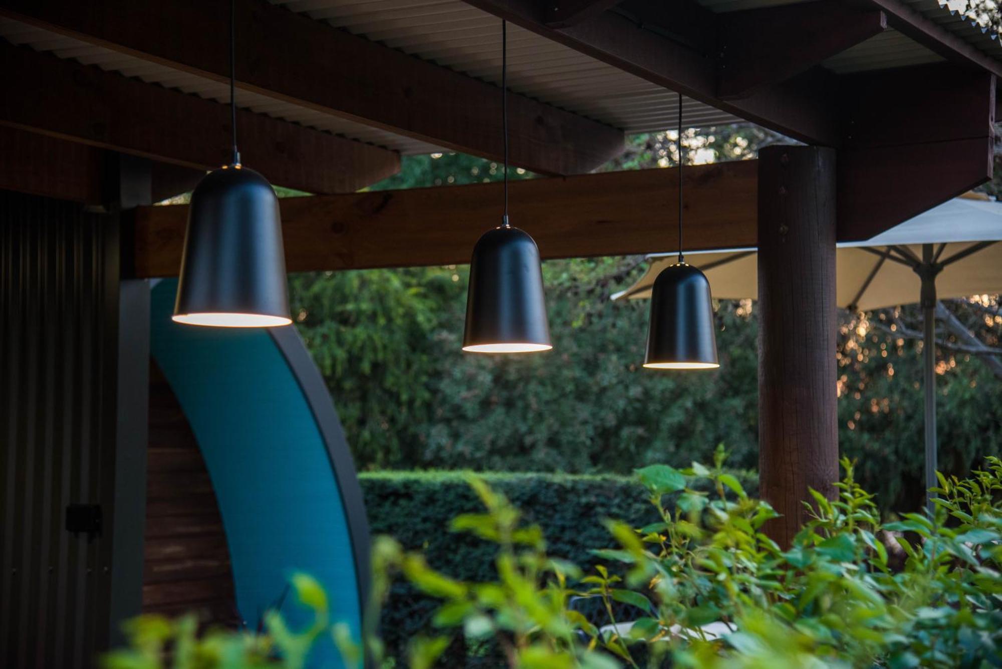 לינה וארוחת בוקר גריפית' Jen'S Garden Pods מראה חיצוני תמונה